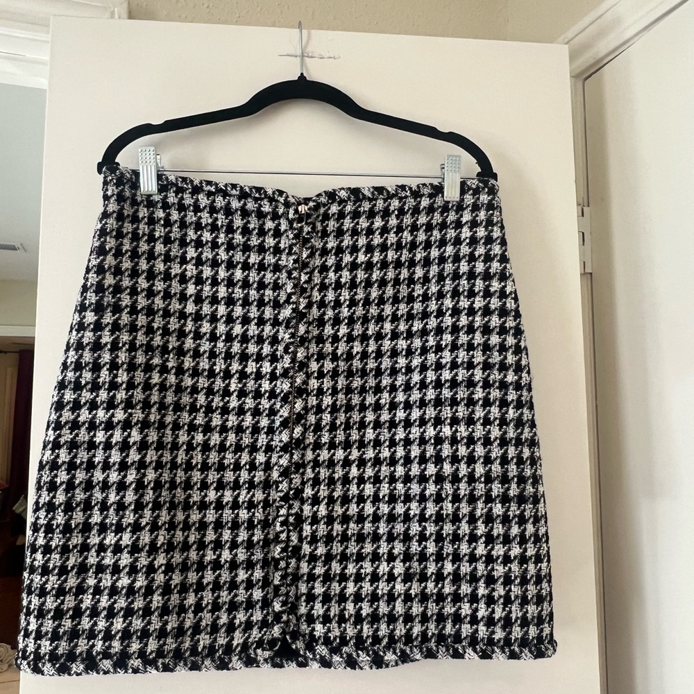 Chic Black and White Houndstooth A-Line Skirt